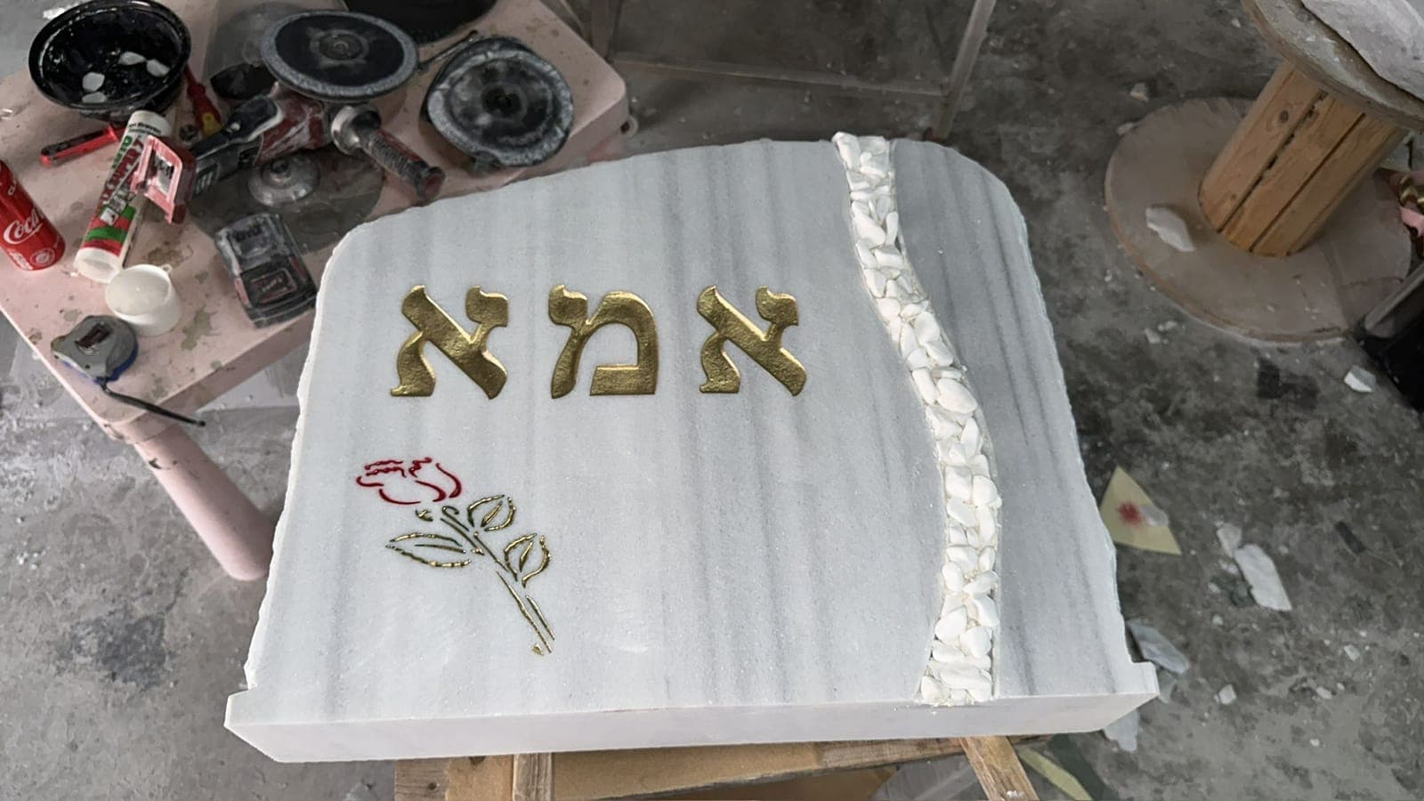 מצבה אומנותית בעבודת יד - אבן דרך