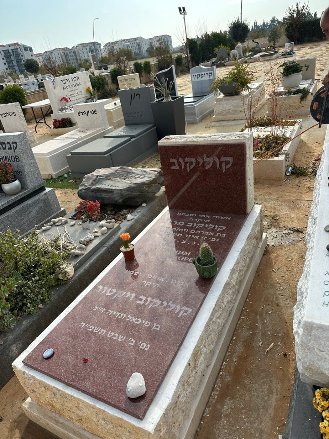 מצבת גרניט אדמדם