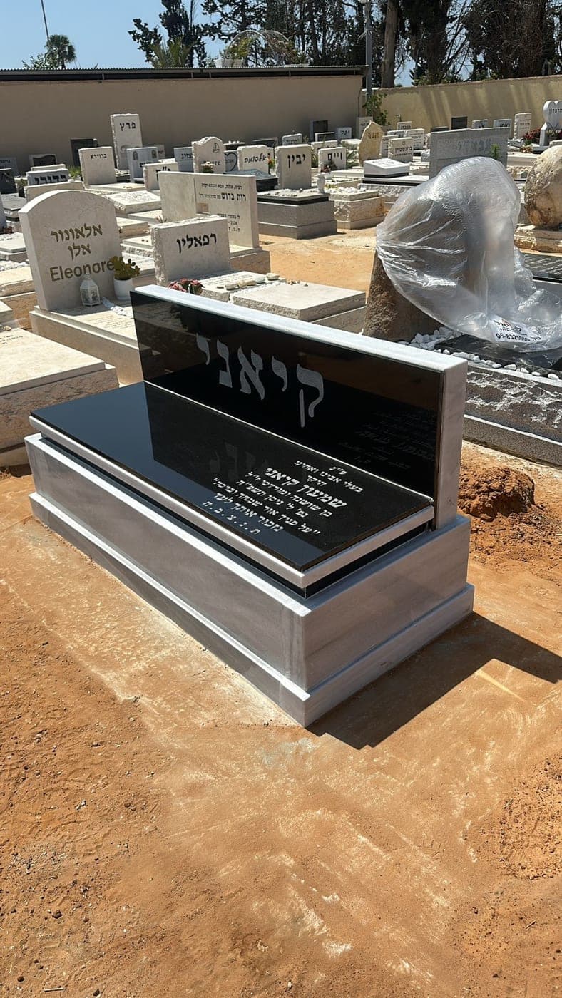 מצבת גרניט שחור