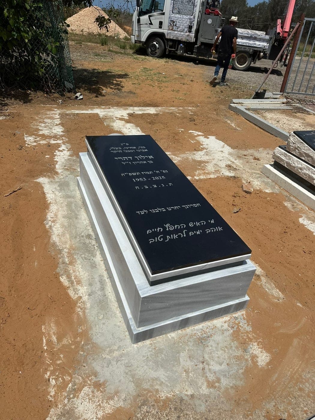 מצבה בשילוב גרניט 17