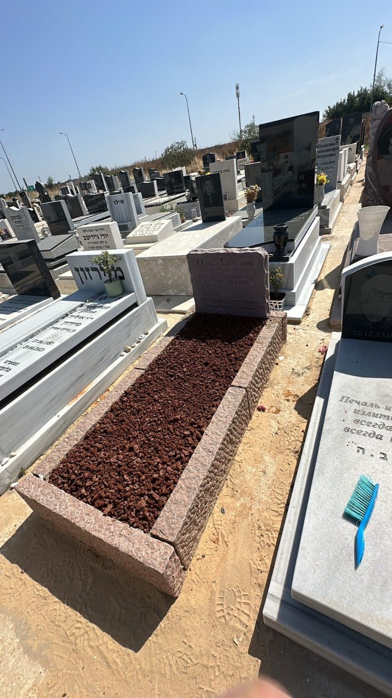 מצבה בשילוב גרניט 19