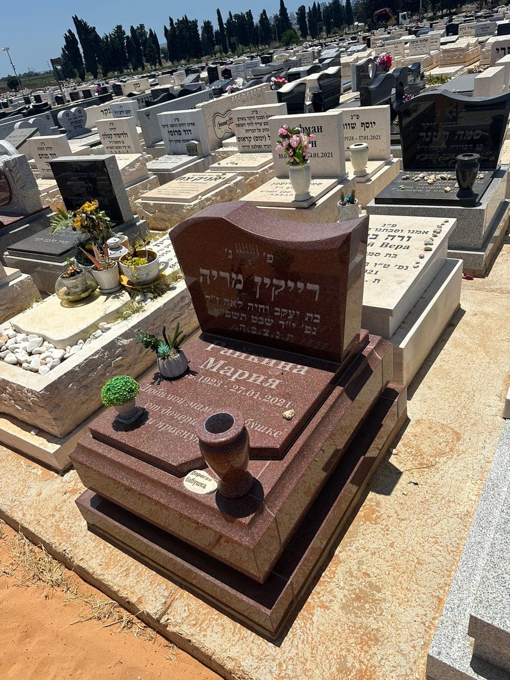 מצבת יחיד 16