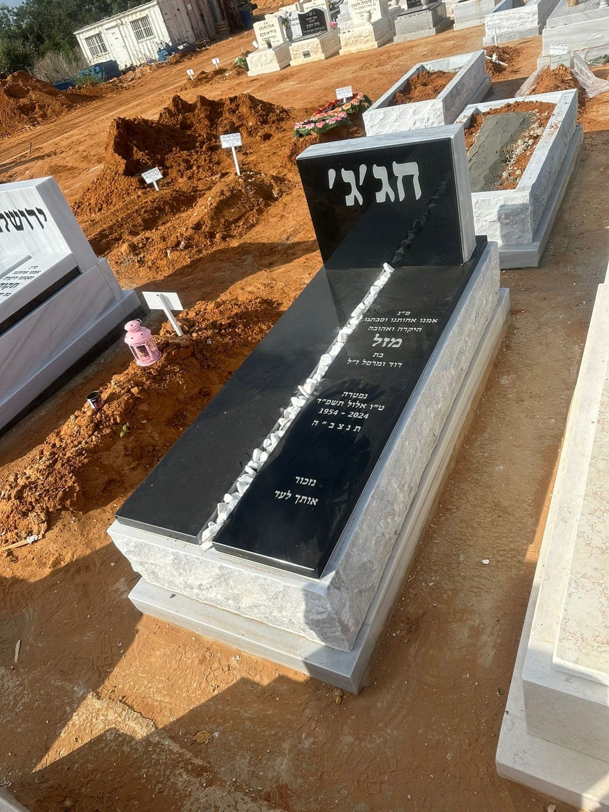 מצבת שיש טורקי לבן ובהיר - עבודה 3