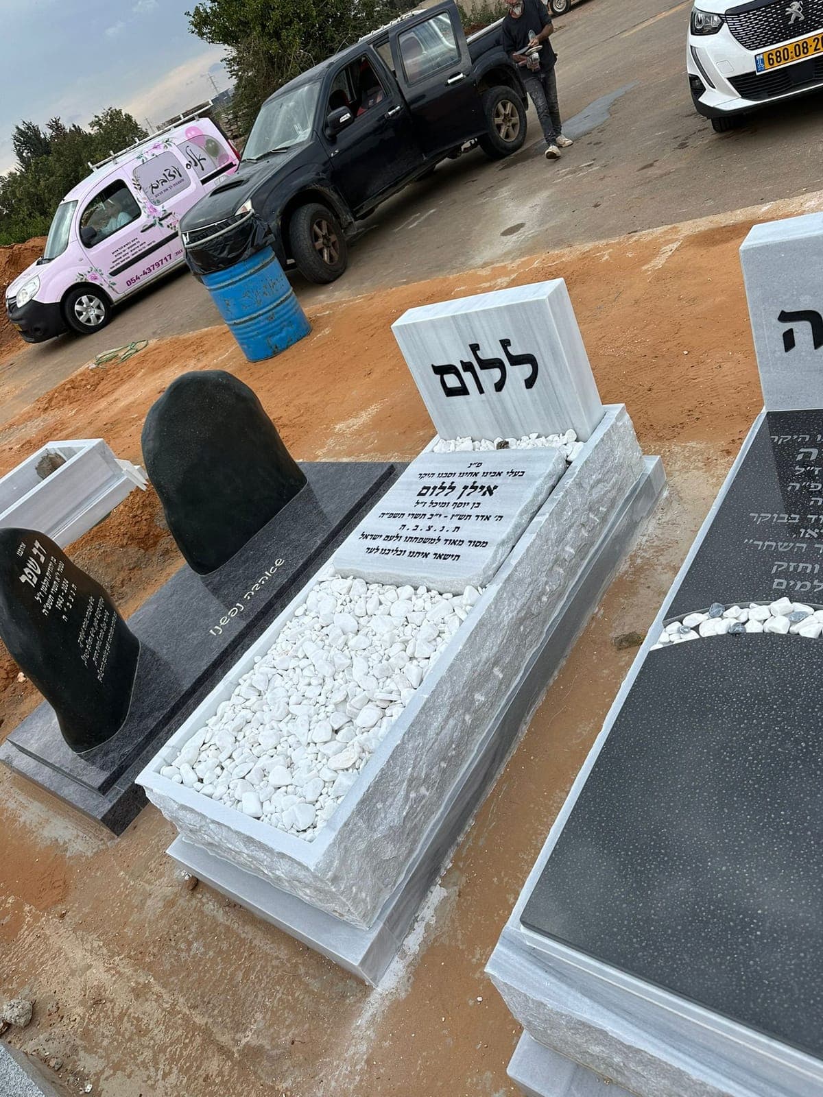מצבת שיש טורקי לבן ובהיר - עבודה 4