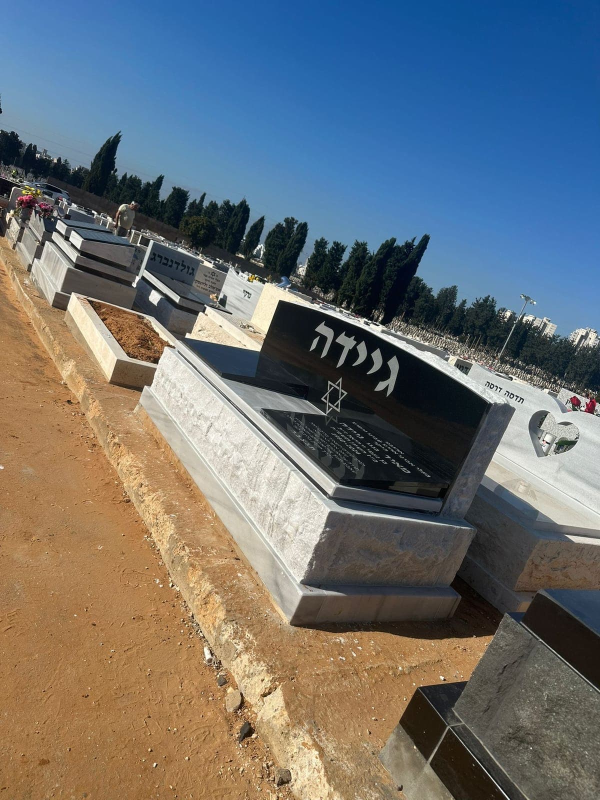 מצבת שיש טורקי לבן ובהיר - עבודה 5