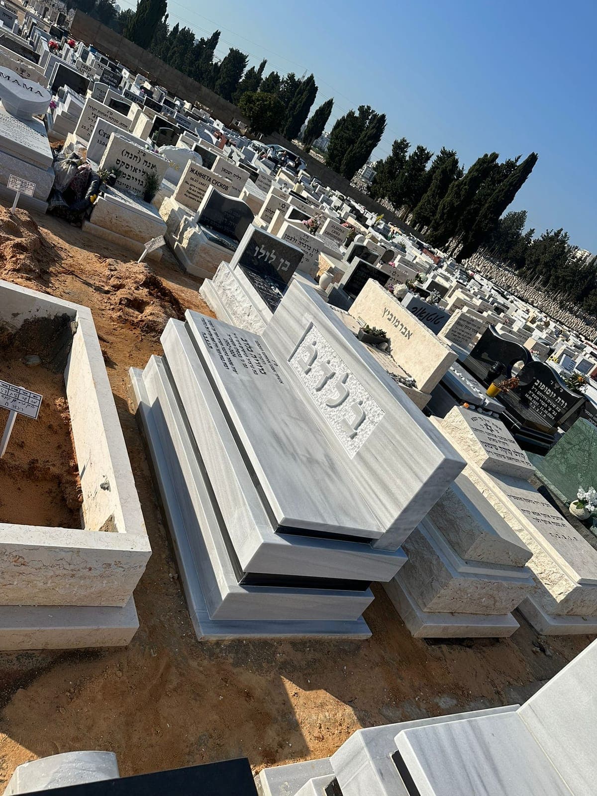 מצבת שיש טורקי לבן ובהיר - עבודה 7