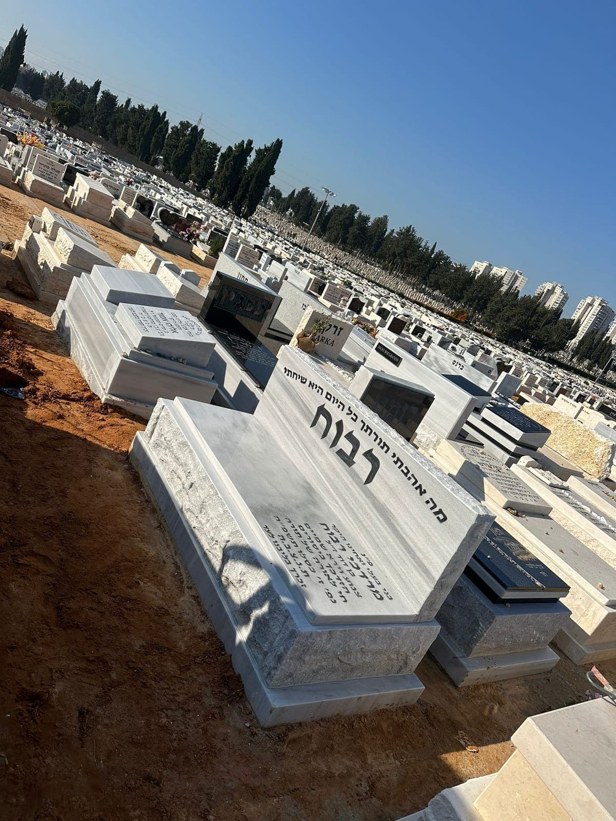 מצבת שיש טורקי לבן ובהיר - עבודה 12
