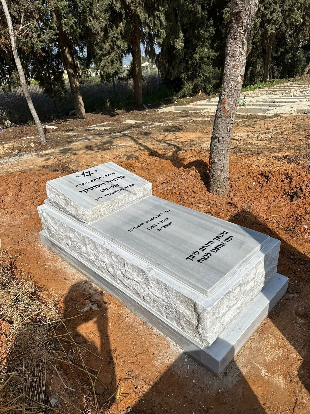 מצבת שיש טורקי לבן ובהיר - עבודה 13