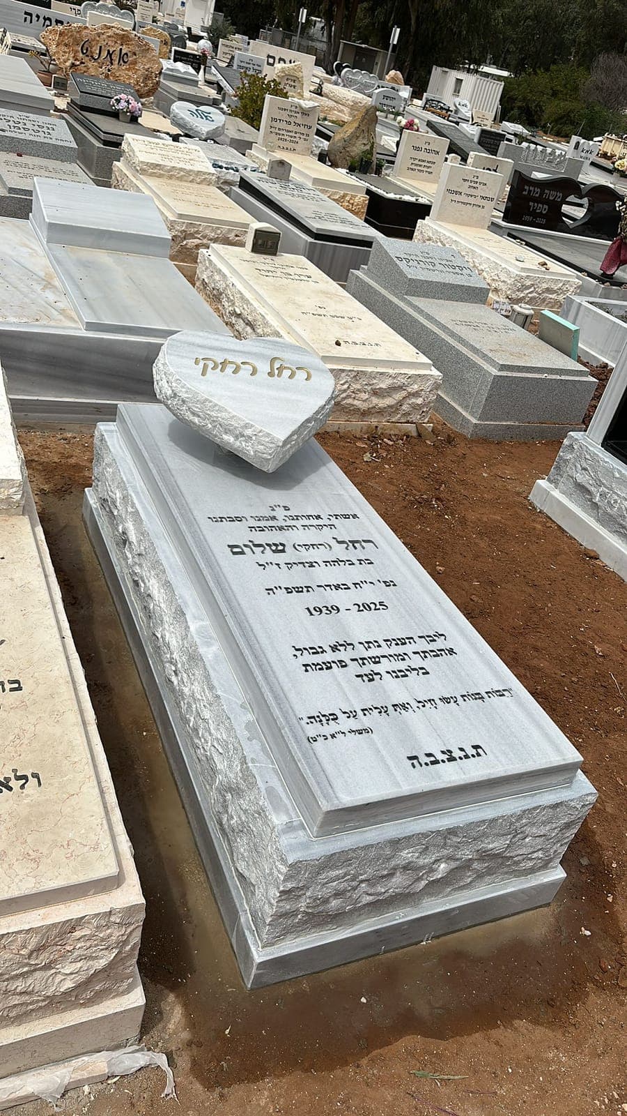 מצבת שיש טורקי לבן ובהיר - עבודה 14
