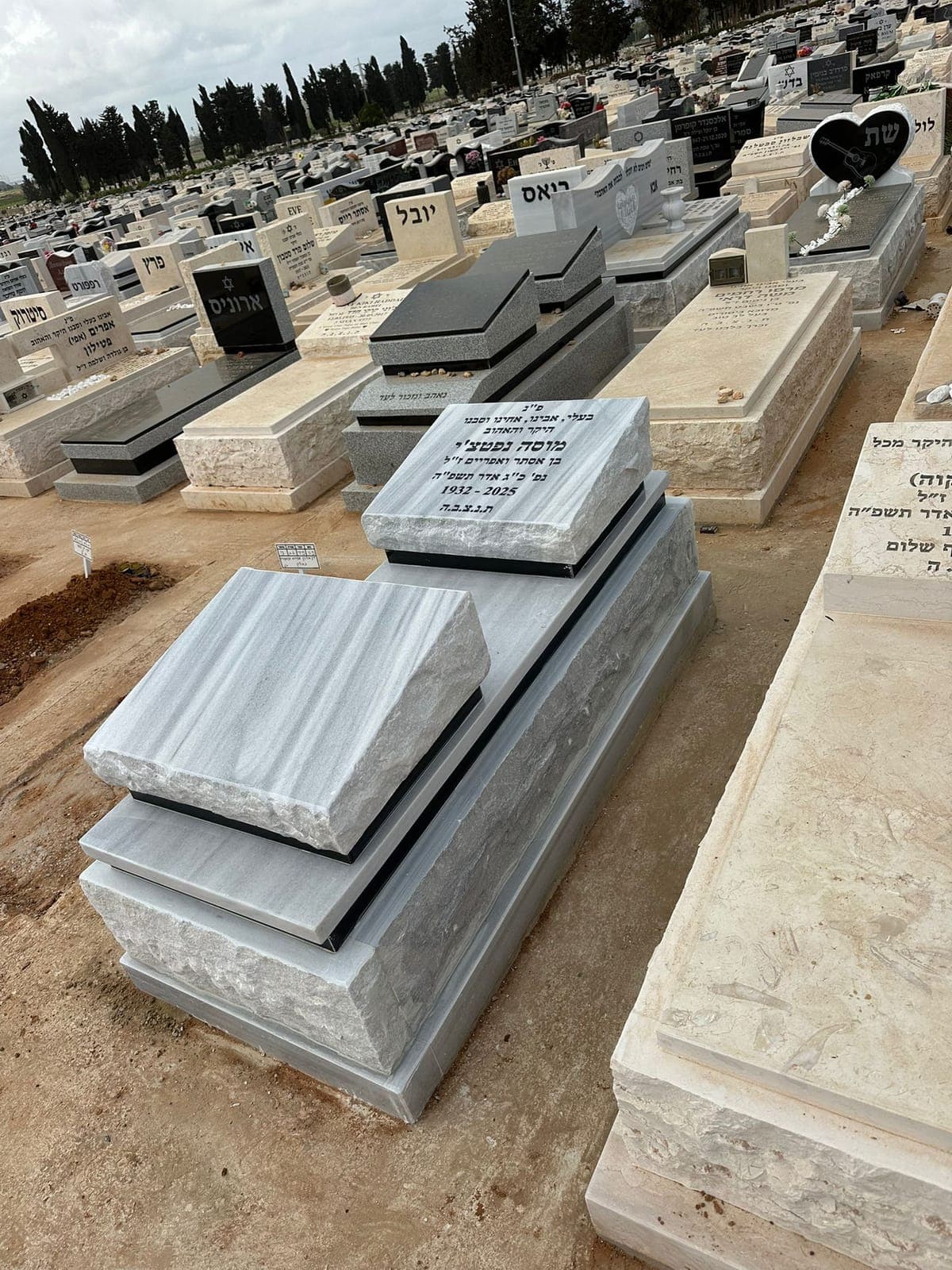 מצבת שיש טורקי לבן ובהיר - עבודה 15