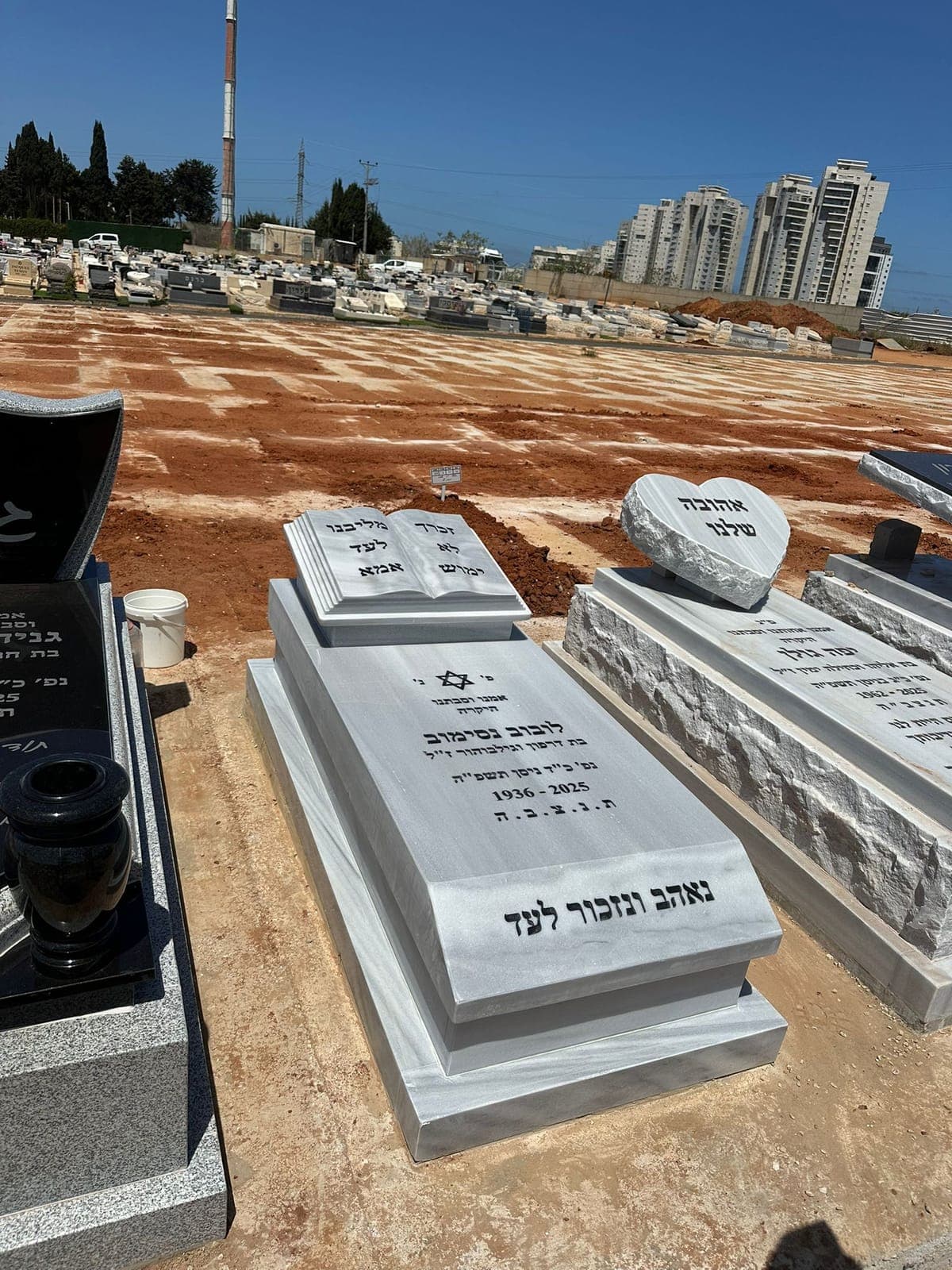 מצבת שיש טורקי לבן ובהיר - עבודה 19