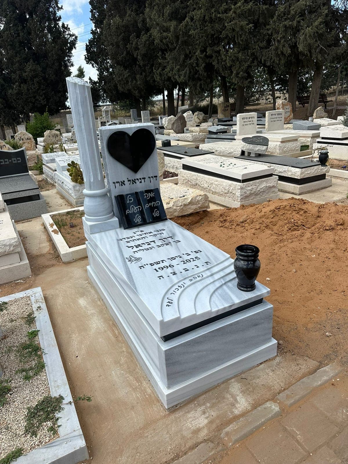 מצבת שיש טורקי לבן ובהיר