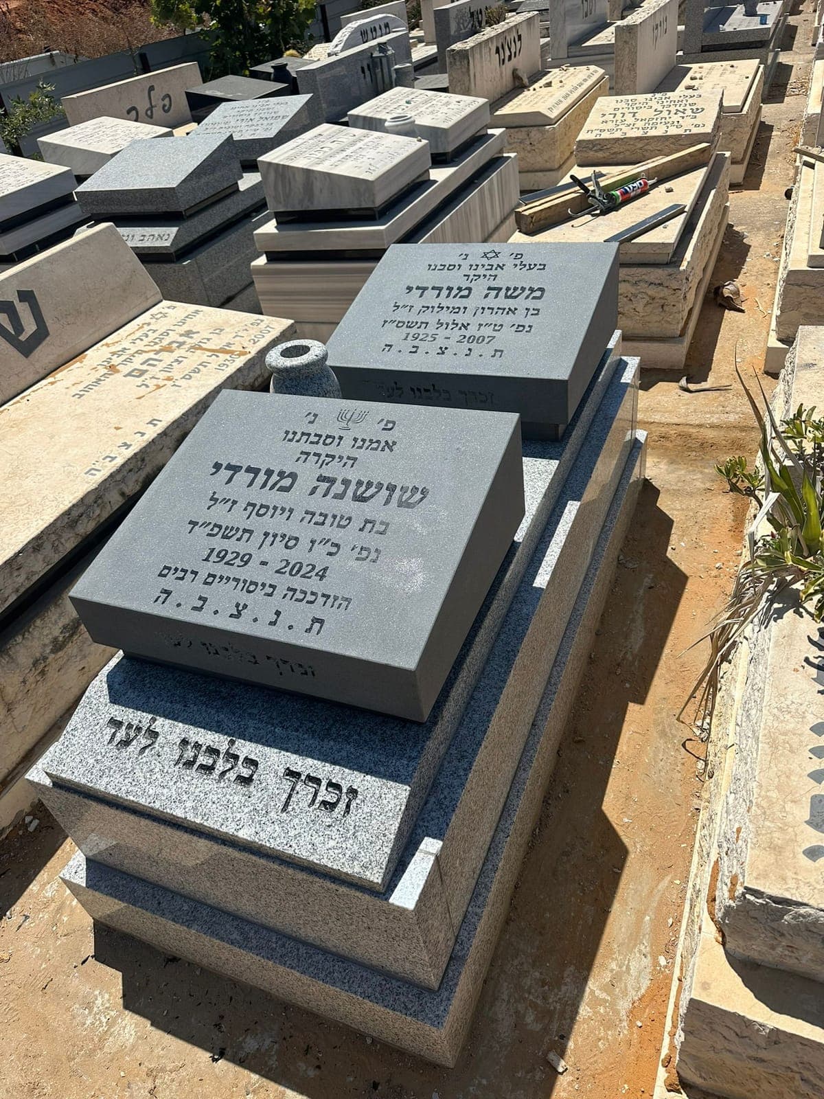 מצבת גרניט שחור מלוטש - עבודה 2