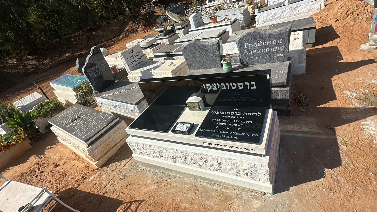 מצבת גרניט שחור מלוטש - עבודה 6