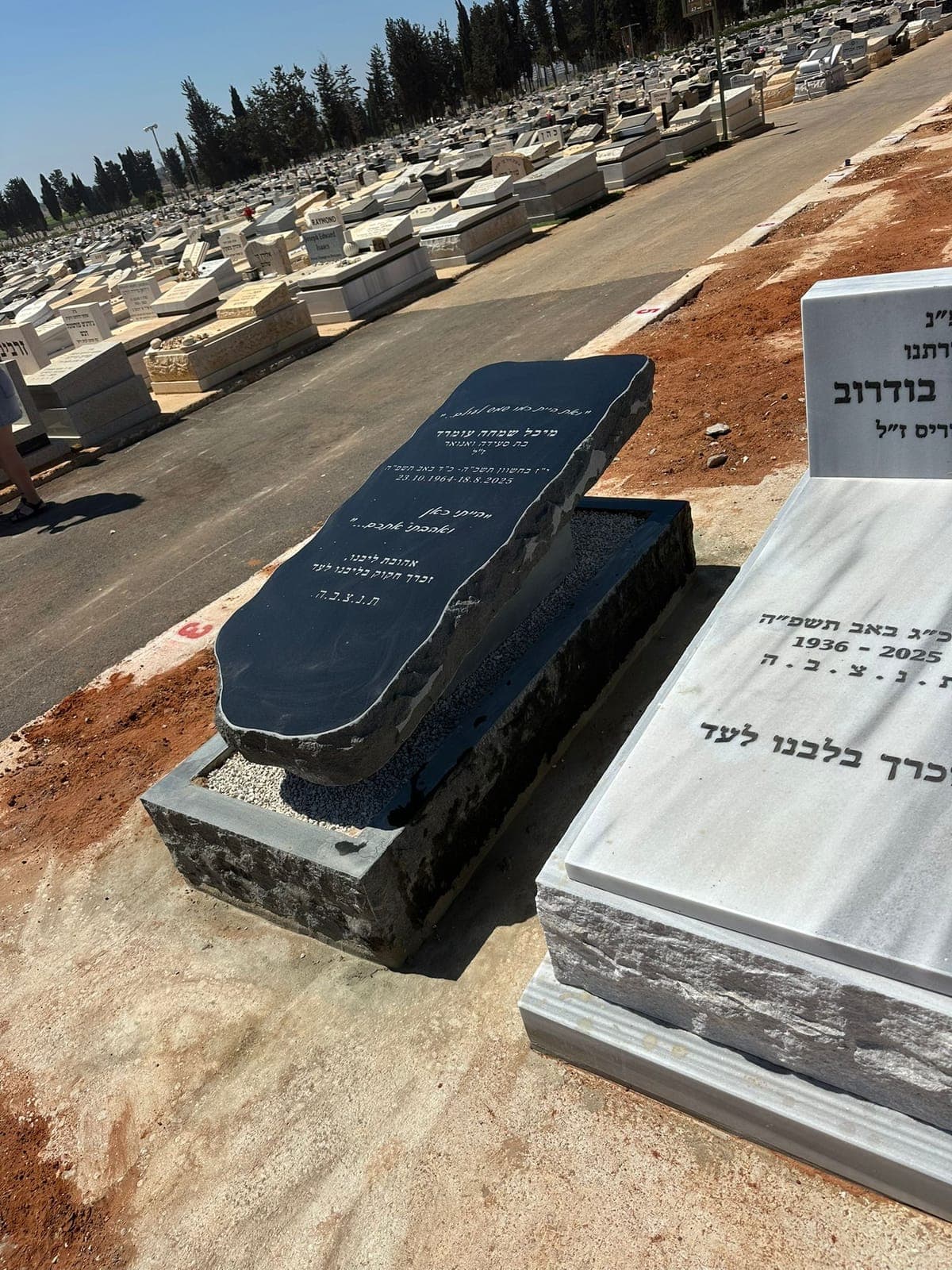 מצבת גרניט שחור מלוטש - עבודה 7