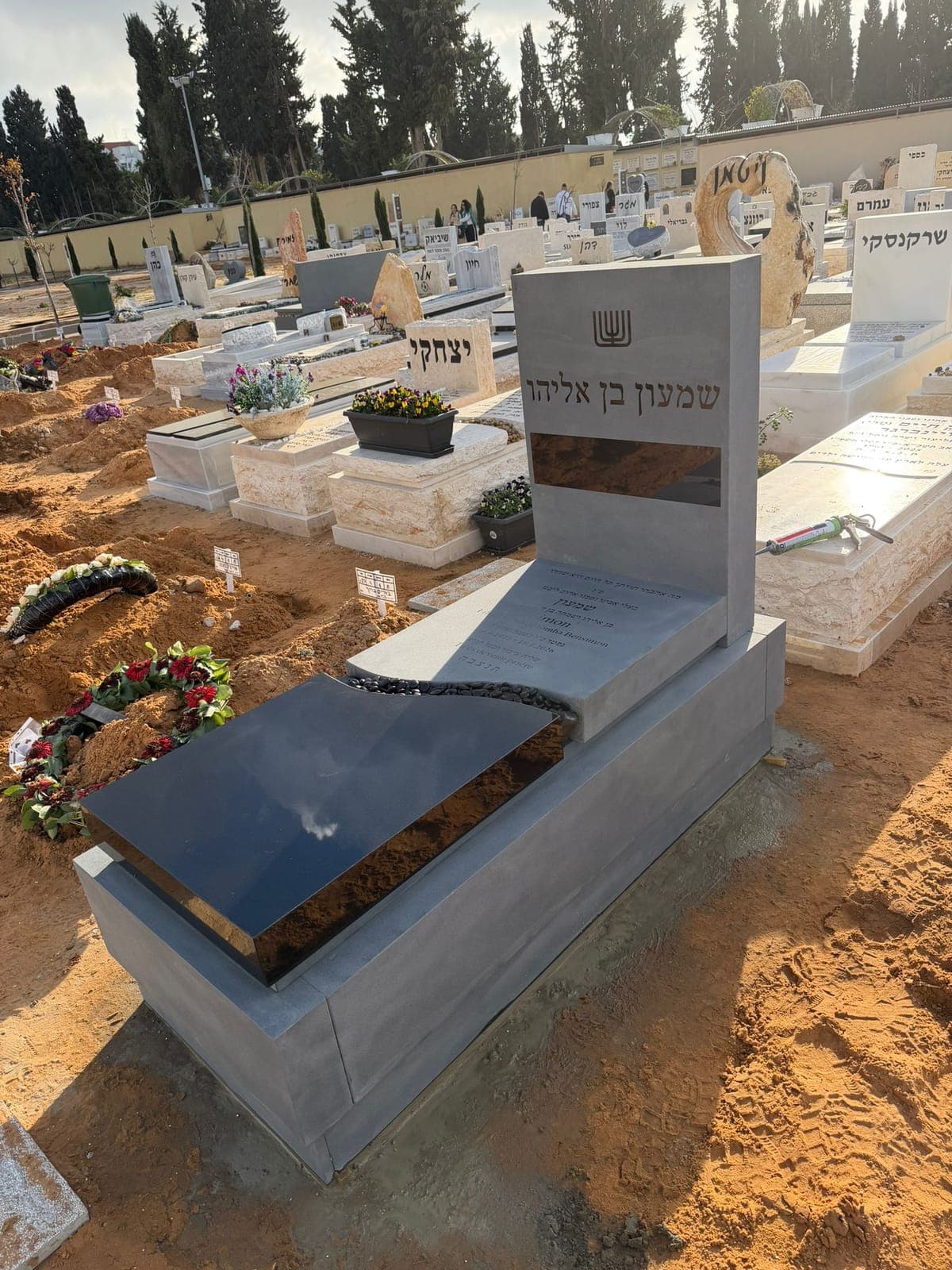 מצבת גרניט שחור מלוטש - עבודה 11