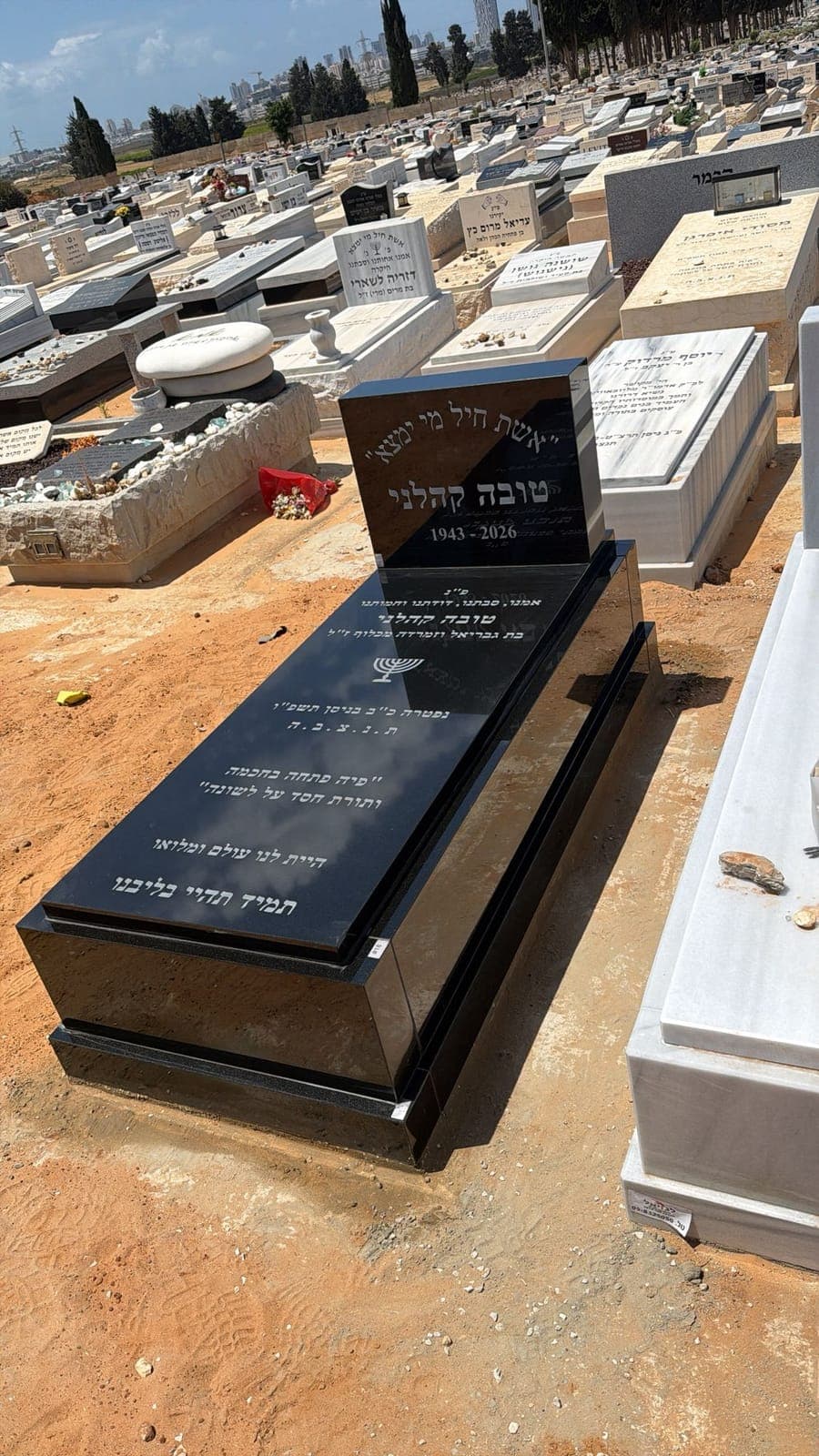 מצבת גרניט שחור מלוטש - עבודה 15