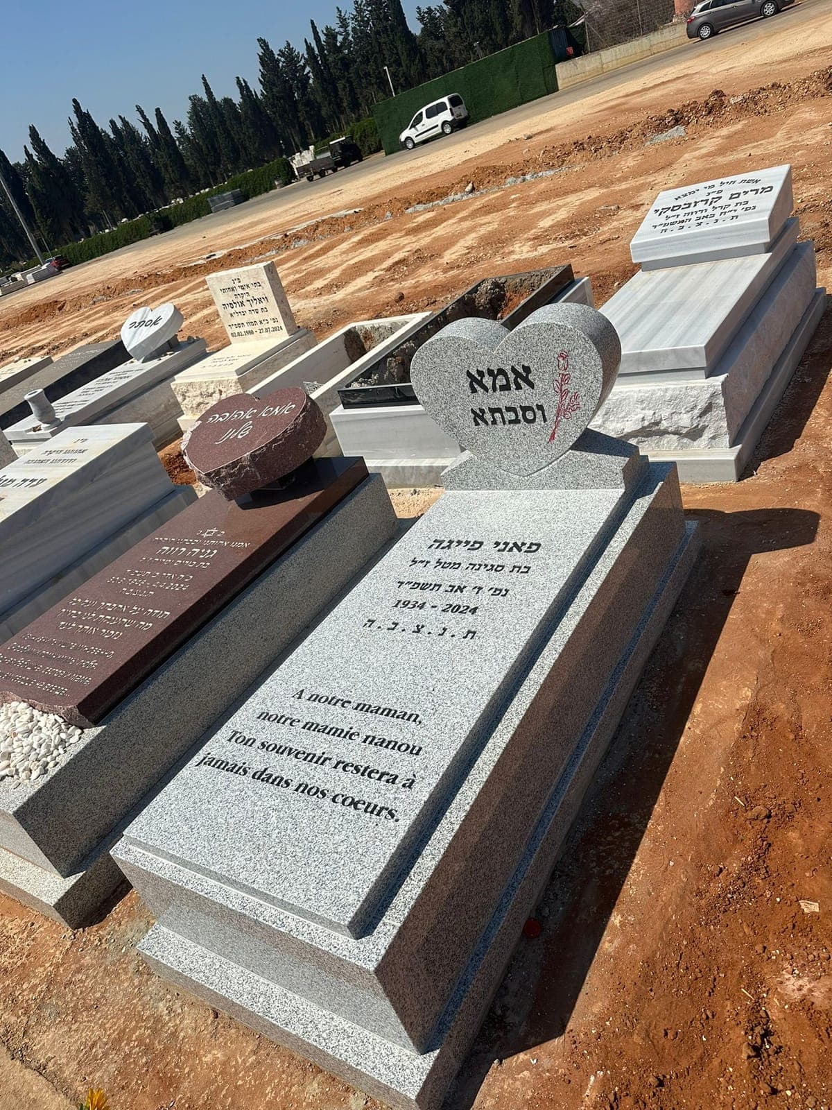 מצבת גרניט שחור מלוטש - עבודה 18