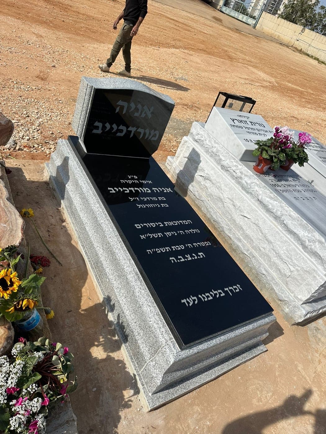 אומנות השיש - מצבת גרניט