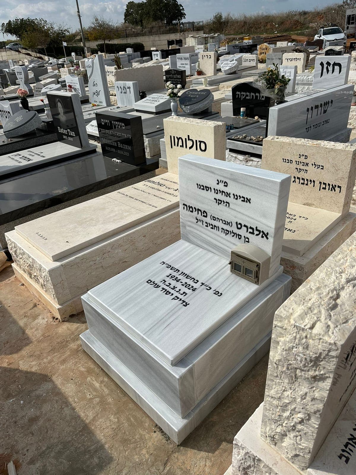 חצי מצבה בעבודת יד - אבן דרך