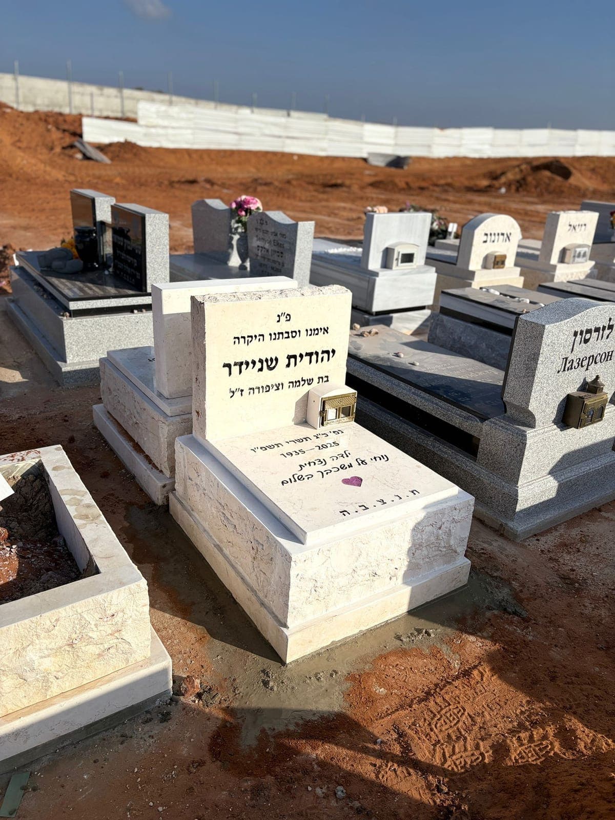חצי מצבה בעבודת יד - עבודה 10