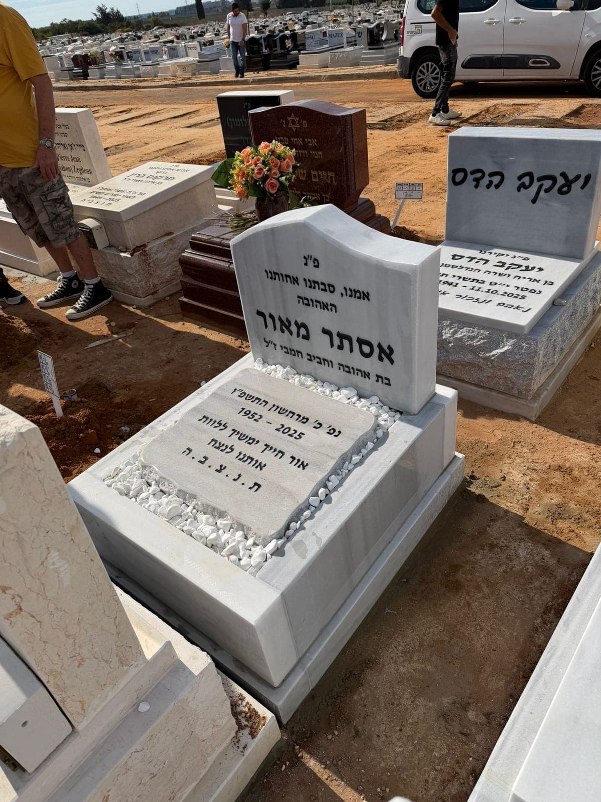 חצי מצבה בעבודת יד - עבודה 12