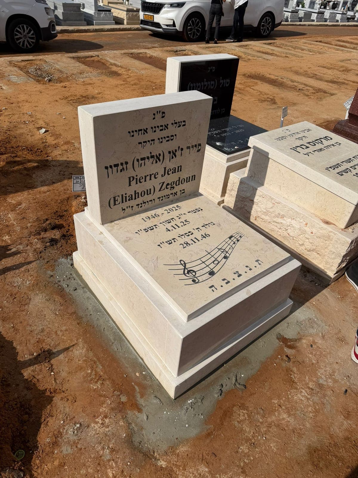 חצי מצבה בעבודת יד - עבודה 13