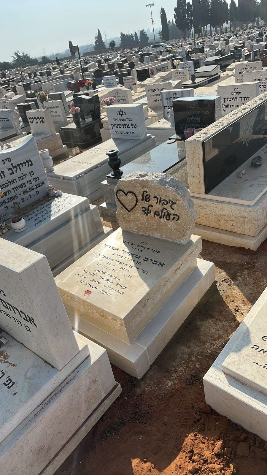 חצי מצבה בעבודת יד - עבודה 17