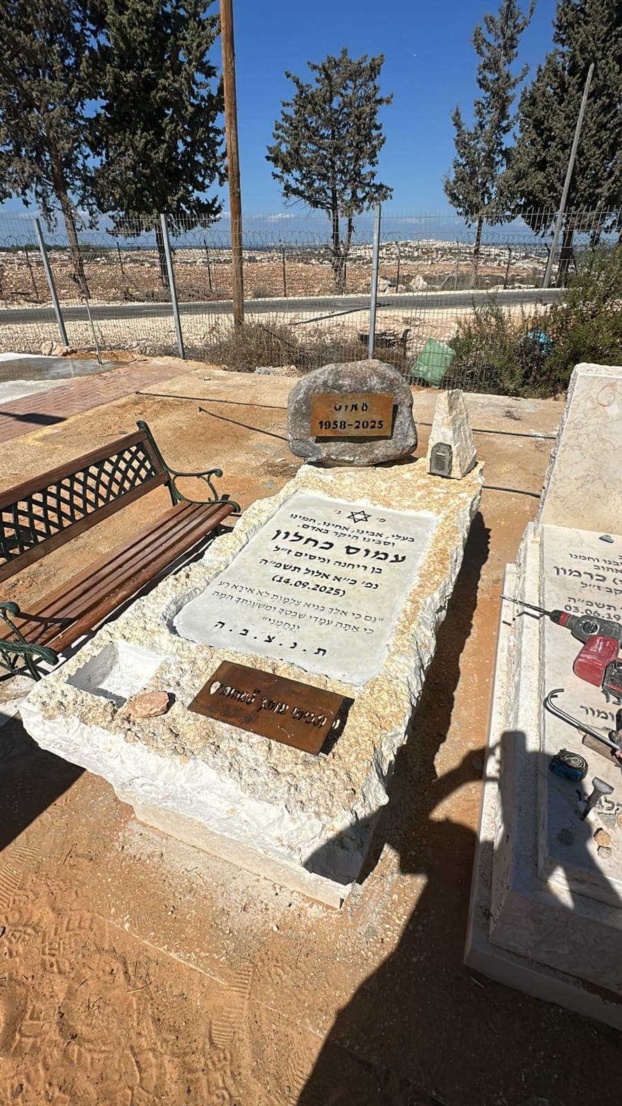 מצבת סלע טבעי בעבודת יד - עבודה 14